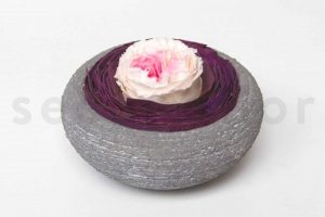 ma rose dans un galet rose et violet