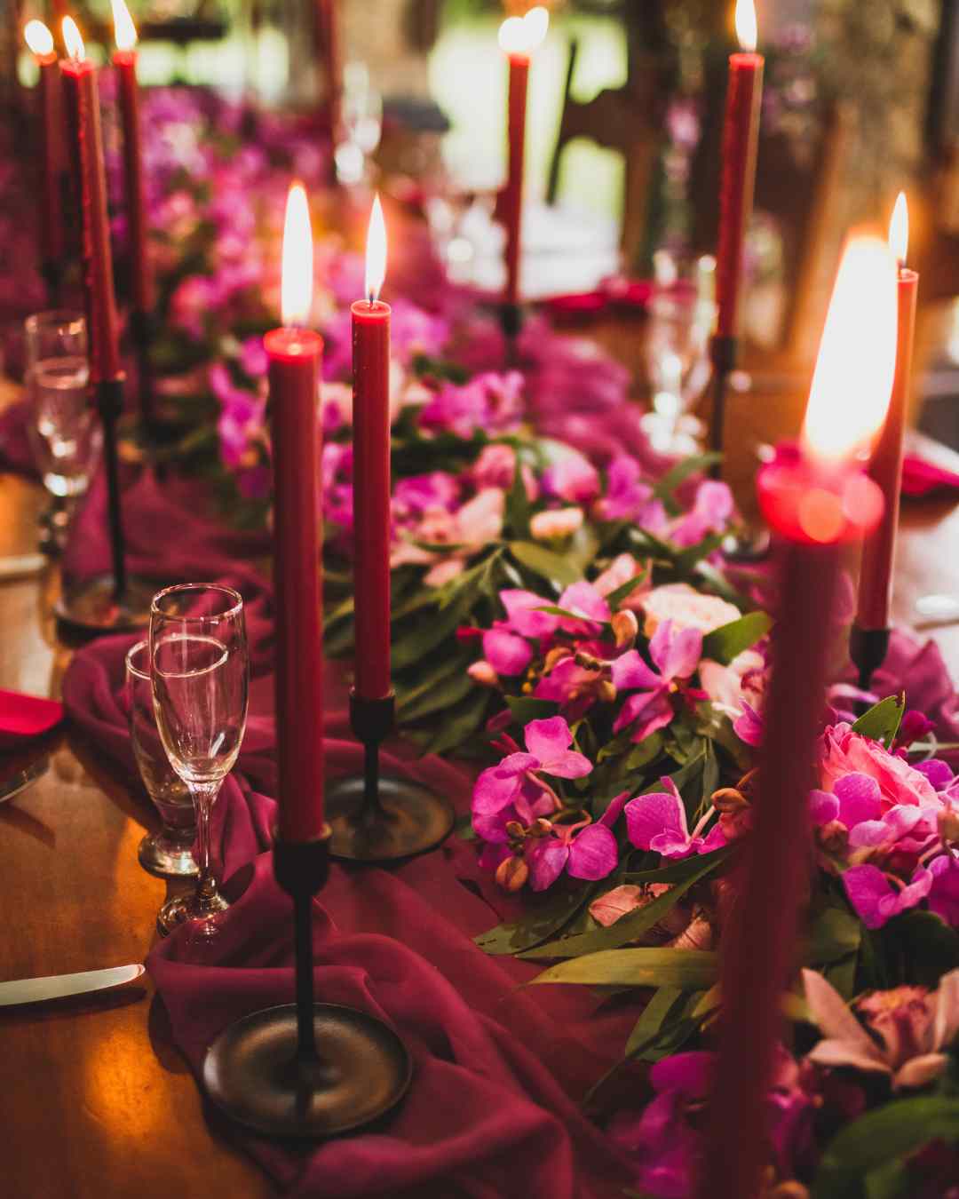 table de mariage rouge et rose vif dans la tendance pour 2023 et 2024