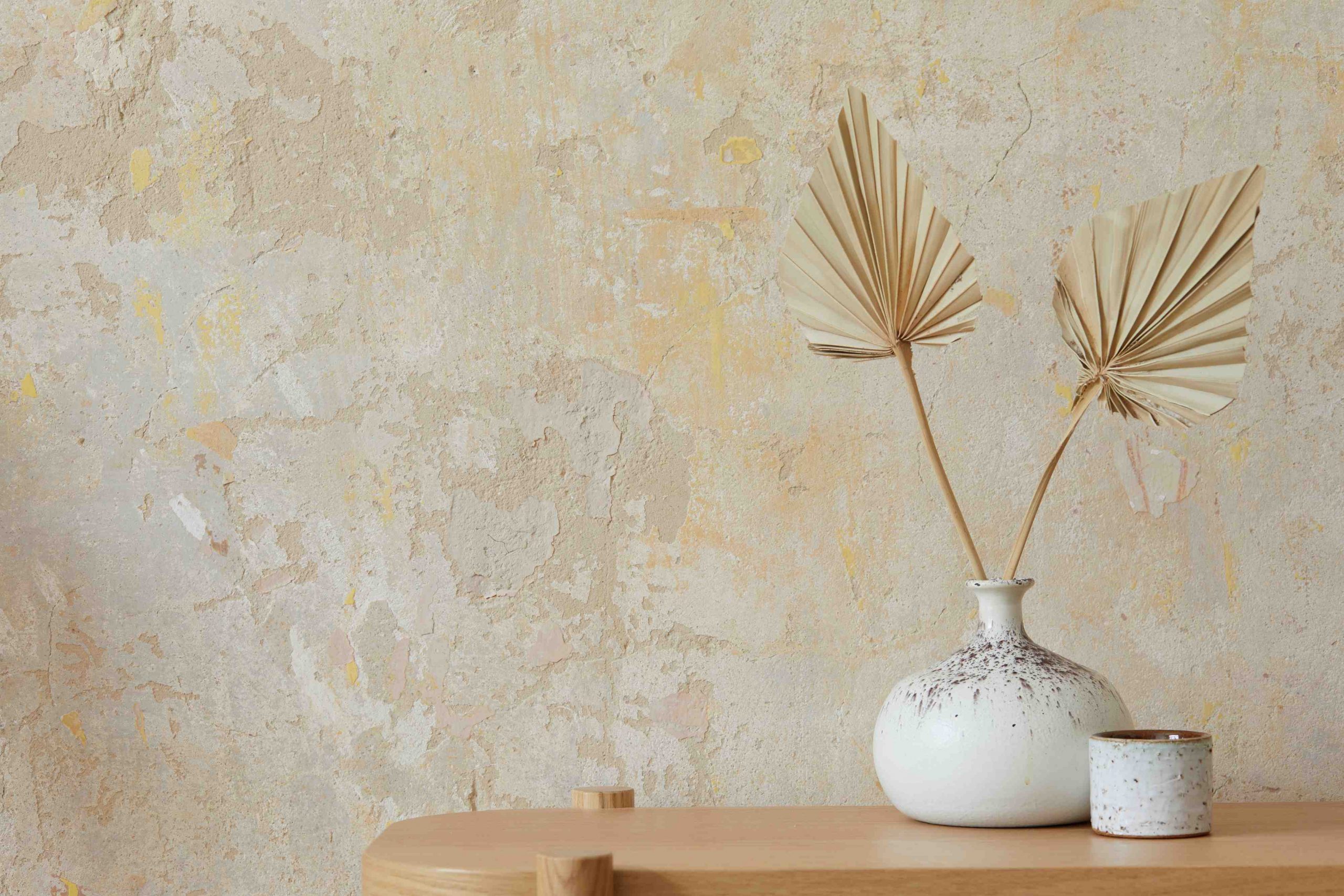 vase wabi sabi naturel avec feuillage stabilise
