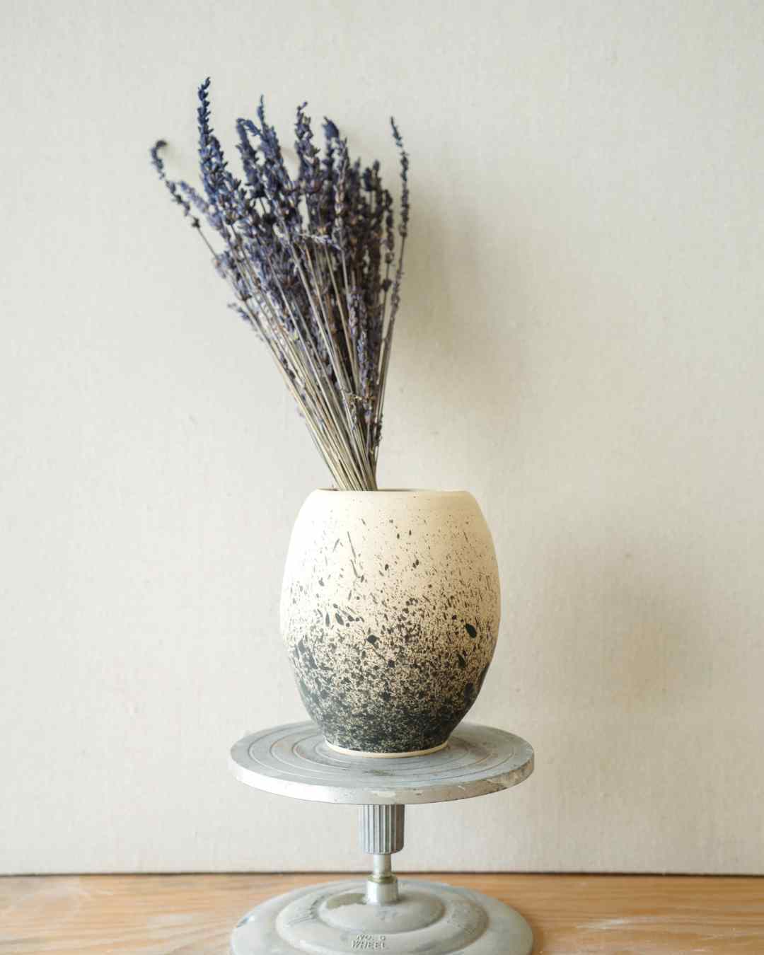lanvande stabilise dans vase tendance 2023 wabi sabi interieur japonisant