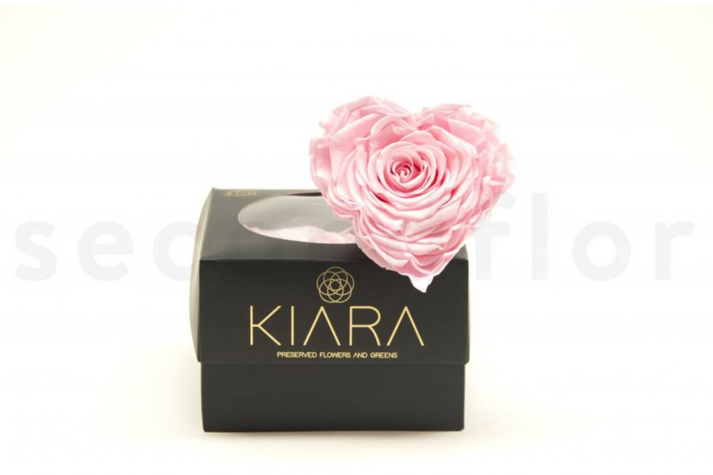 rose en forme de coeur rose ideale pour faire des ventes additionnelles lors de fetes commerciales