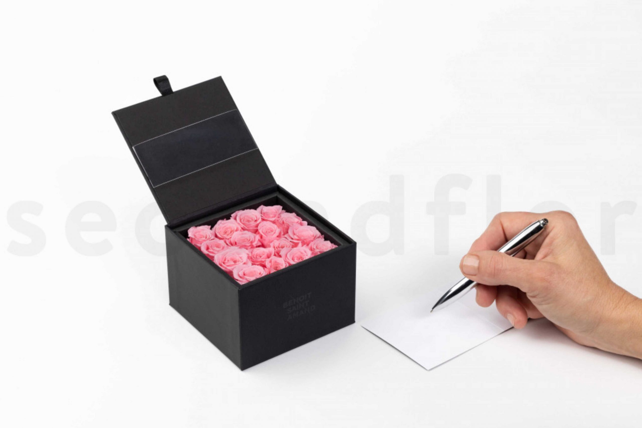 Le secret 9 roses roses dans un écrin luxuriant ideal pour faire des ventes additionnelles lors de fetes commerciales