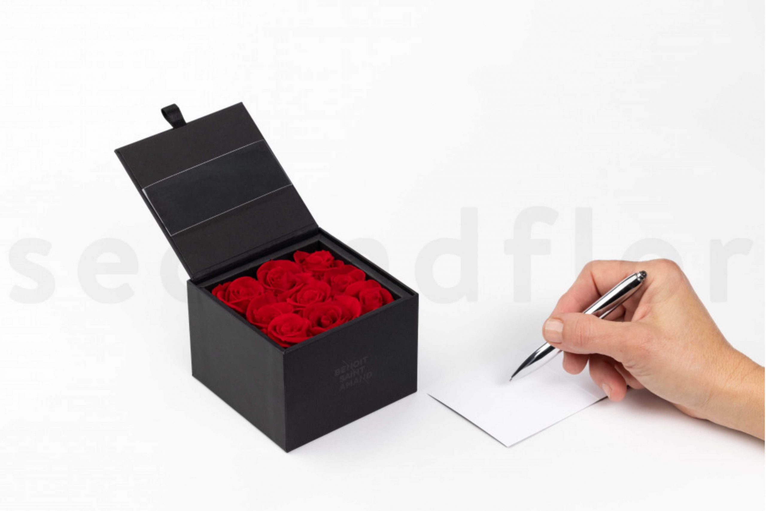 Le secret 9 roses rouges dans un écrin luxuriant ideal pour faire des ventes additionnelles lors de fetes commerciales