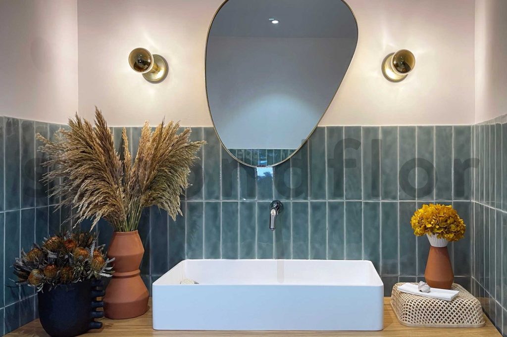 decoration toilettes hotel restaurant avec des fleurs et plantes stabilisees durables

bathroom decoration hotel restaurant with sustainable flowers and stabilised plants