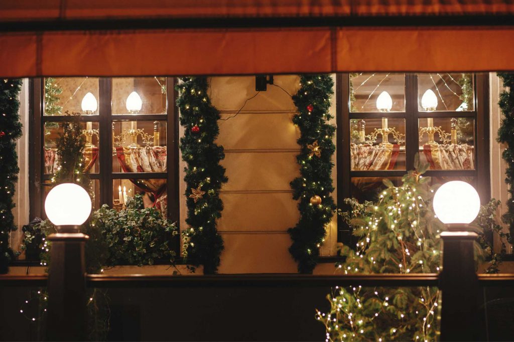 vitrine de noël pour boutique de fleurs florist window