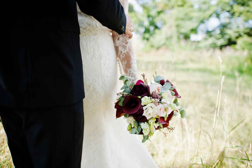bouquet de mariée blanc et pourpre contenant des calla lily