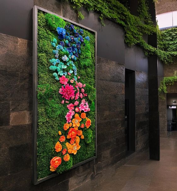 cadre végétal en mousse plate stabilisée avec une cascade de fleurs multicolores stabilized flat moss plant frame with a cascade of multicolored flowers