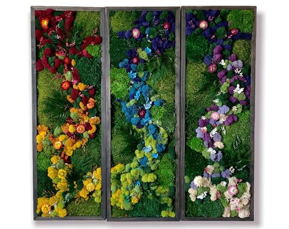 trois cadres végétaux avec de la mousse et des fleurs de toutes les couleurs qui forment une cascade three plant frames with moss and flowers of all colours forming a waterfall