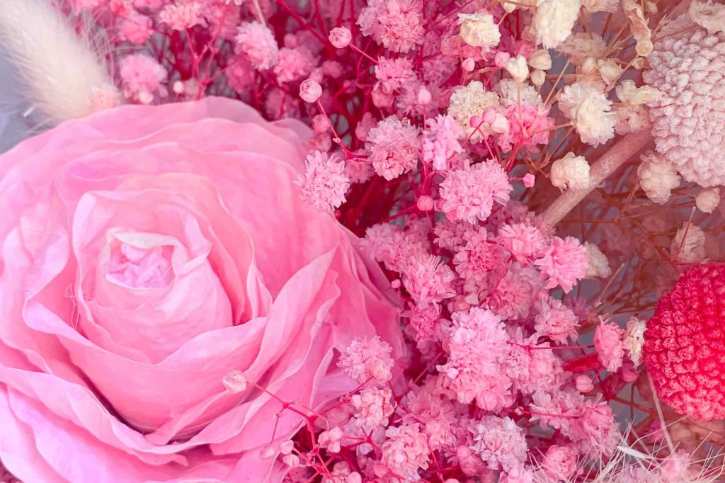 bouquet of pink flowers with roses and babys breath bouquet de fleurs roses avec des roses et du gypsophile