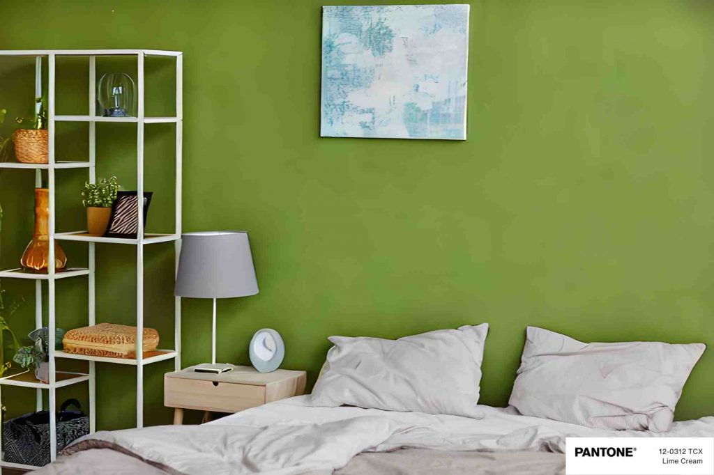 lime cream wall in a bedroom chambre à coucher marron avec murs couleur de l'année 2025 secondflor lime cream