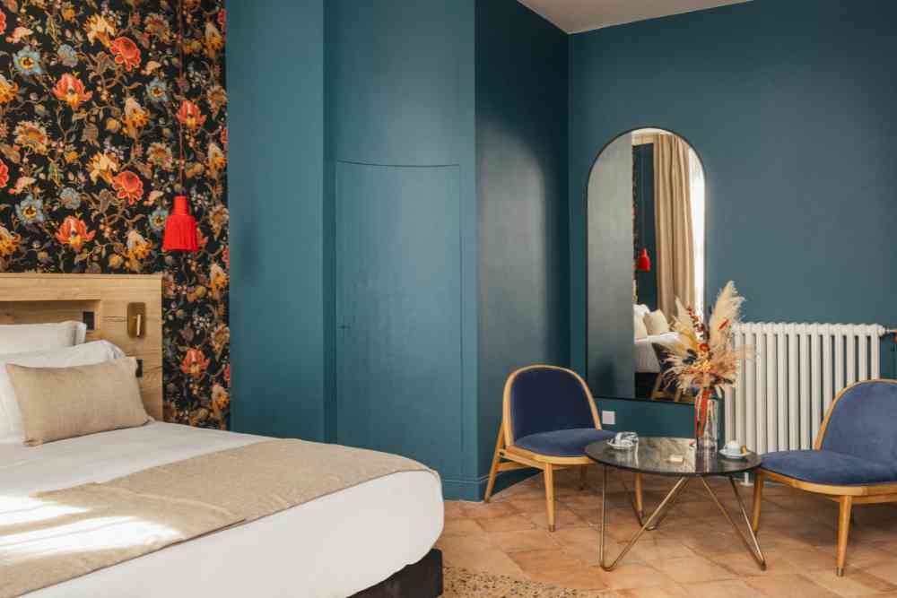 chambre du domaine décoré avec un bouquet de fleurs stabilisées. cette chambre a une décoration bleu canard très dans la tendance 2024. room on the estate decorated with a bouquet of stabilised flowers. this room is decorated in duck blue, very much in keeping with the 2024 trend.