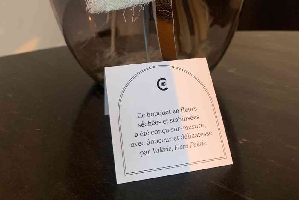 ce bouquet en fleurs séchées et stabilisées a été conçu sur-mesure, avec douceur et délicatesse par Valérie, Flora Poësie. This bouquet of dried, stabilised flowers has been lovingly and delicately customised by Valérie, Flora Poësie.